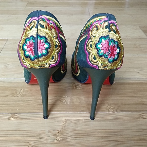 Embroidered Medallion Stiletto Pumps (runs small) - Picture 3 of 8